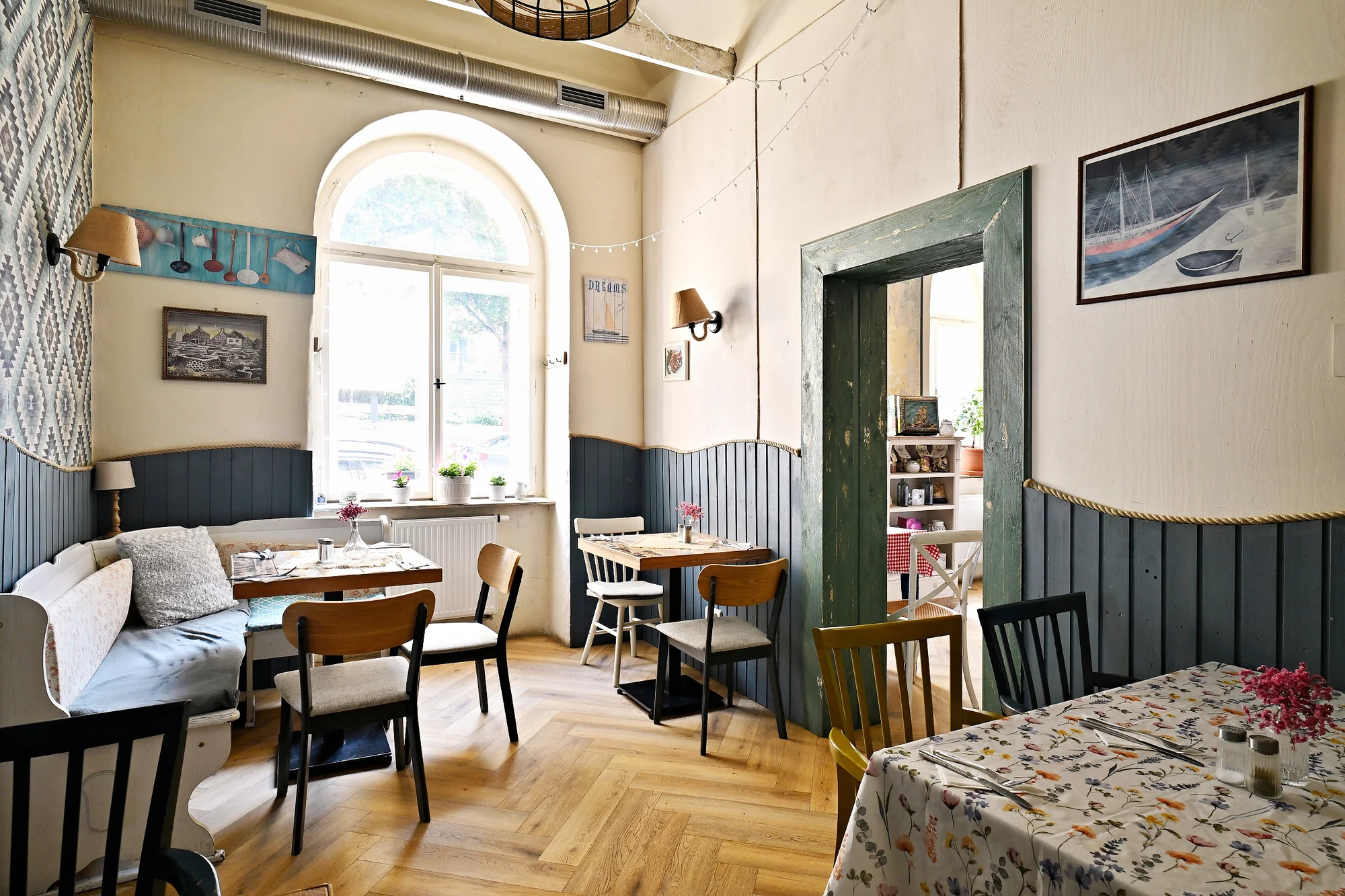 Chutě Středomoří: variace předkrmů, černé risotto i grilované mořské plody