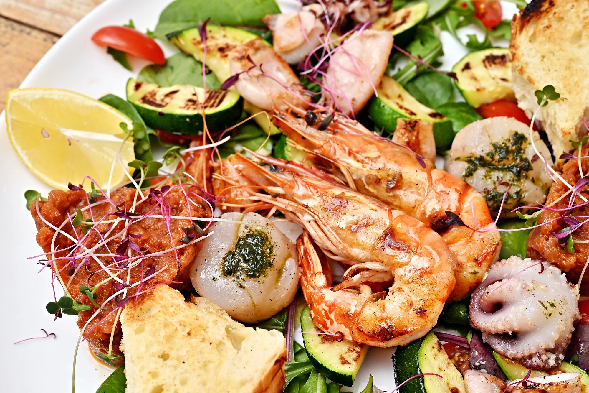 Chutě Středomoří: variace předkrmů, černé risotto i grilované mořské plody