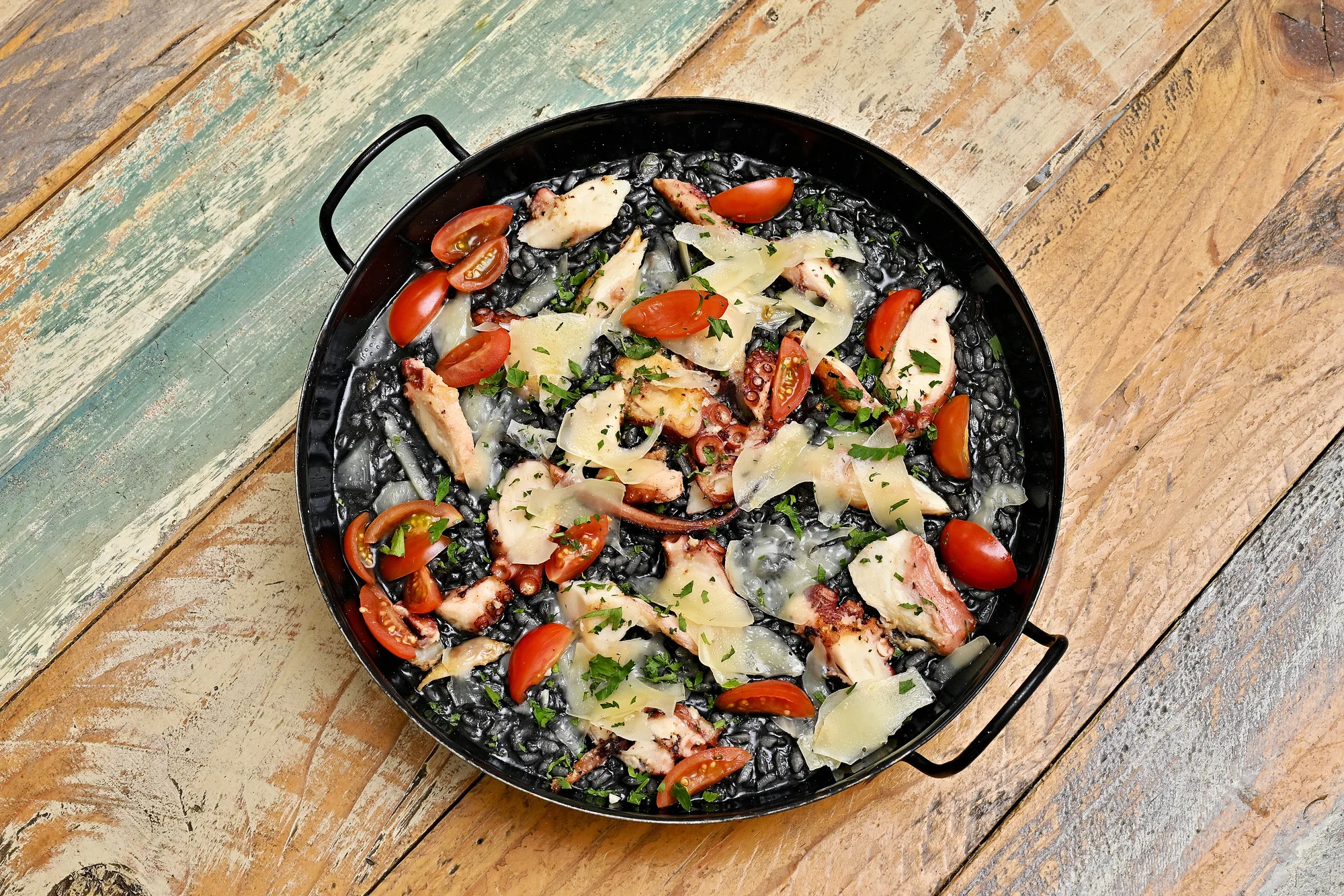 Chutě Středomoří: variace předkrmů, černé risotto i grilované mořské plody