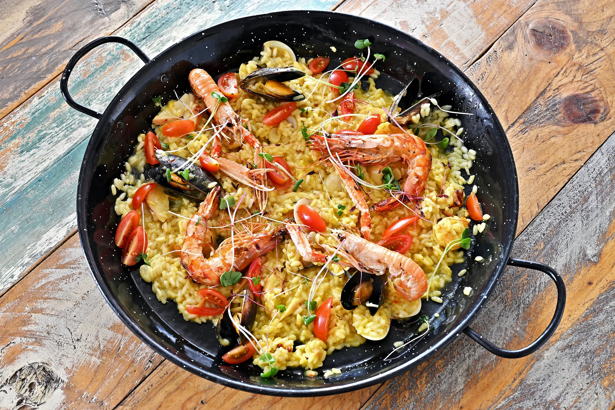 Chutě Středomoří: variace předkrmů, černé risotto i grilované mořské plody