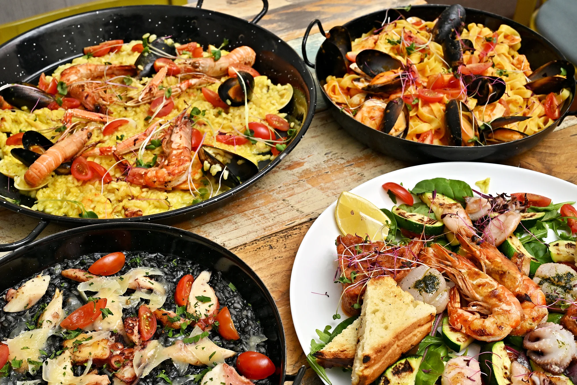 Chutě Středomoří: variace předkrmů, černé risotto i grilované mořské plody
