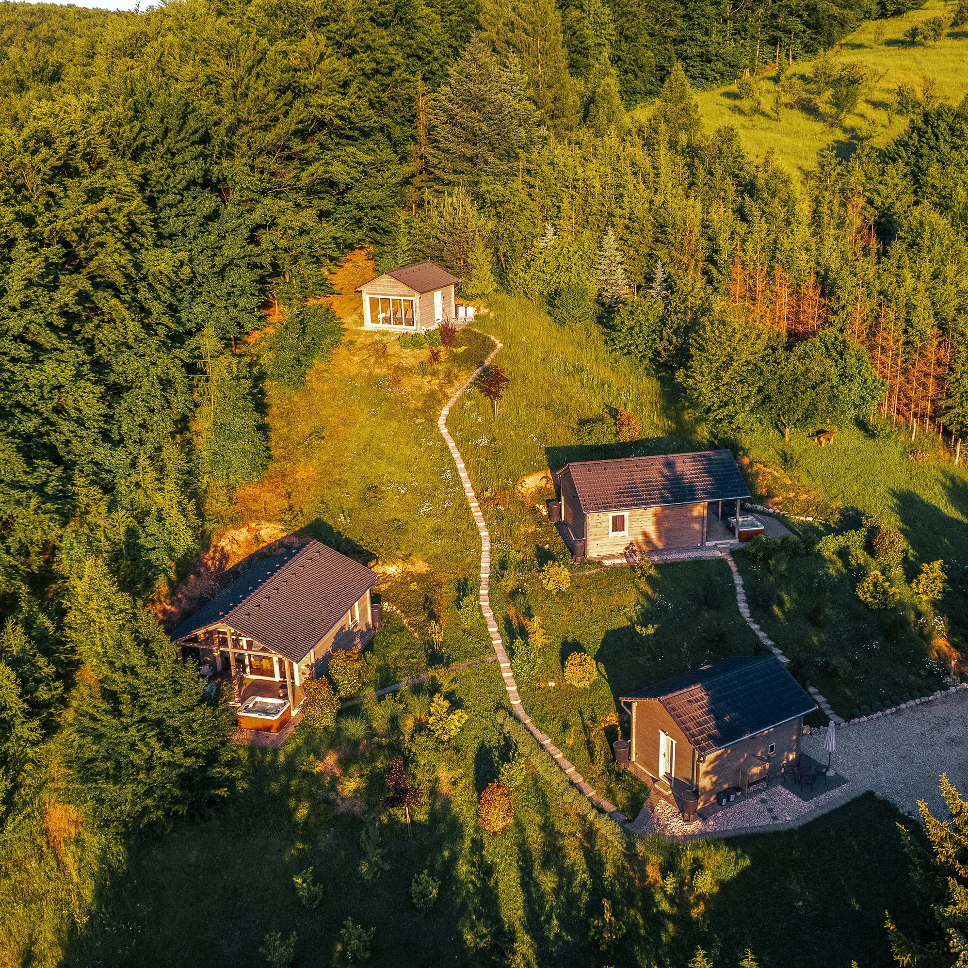 Pobyt v luxusním chaletu s vlastní vířivkou a sdílenou panoramatickou saunou: se snídaní či polopenzí