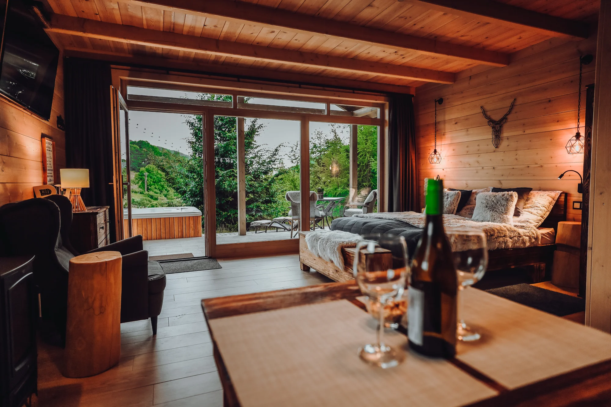 Pobyt v luxusním chaletu s vlastní vířivkou a sdílenou panoramatickou saunou: se snídaní či polopenzí
