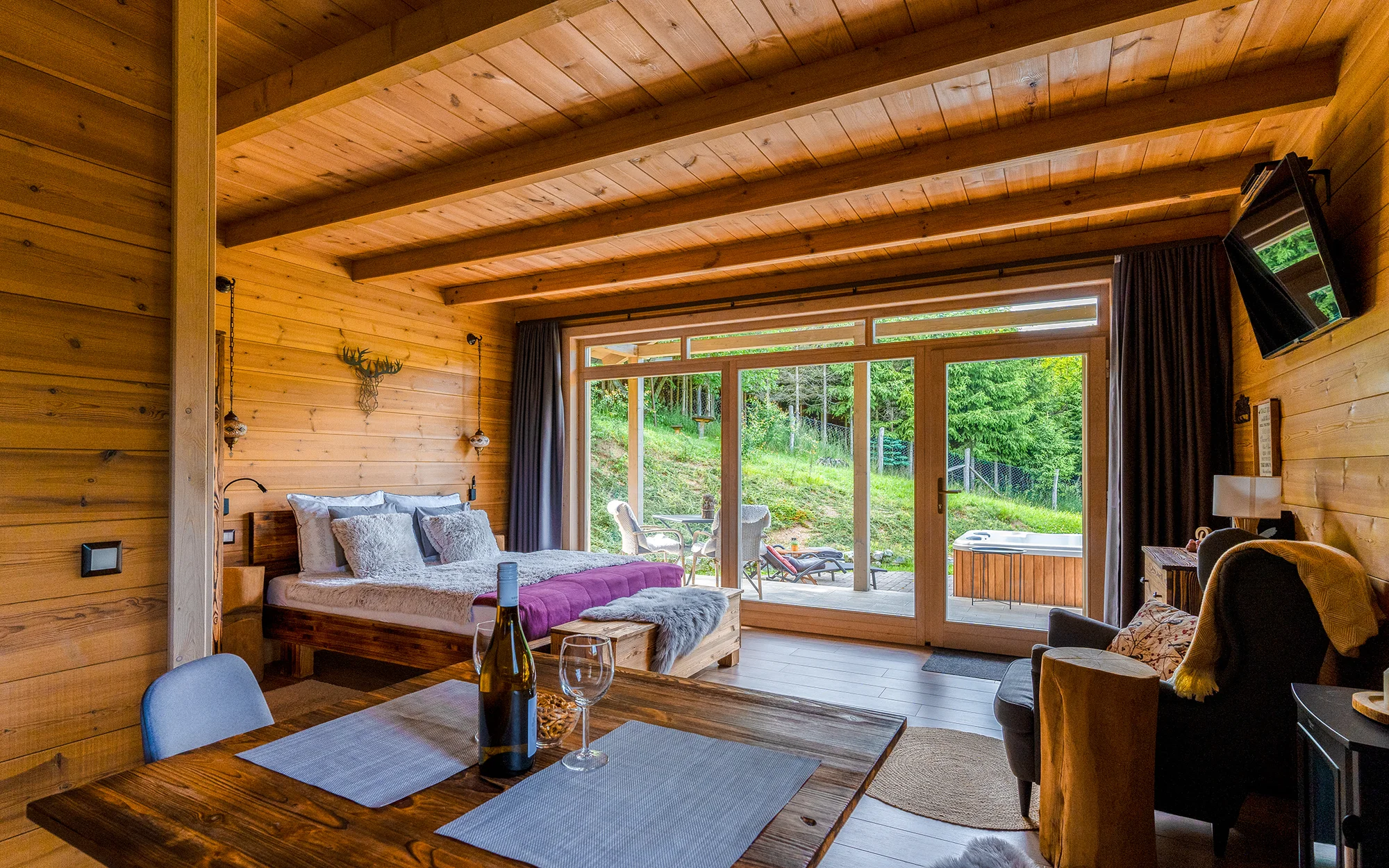 Pobyt v luxusním chaletu s vlastní vířivkou a sdílenou panoramatickou saunou: se snídaní či polopenzí