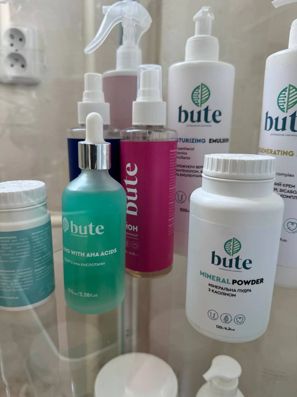 Brazilská depilace cukrovou pastou: nohy, bikiny, ruce i podpaží