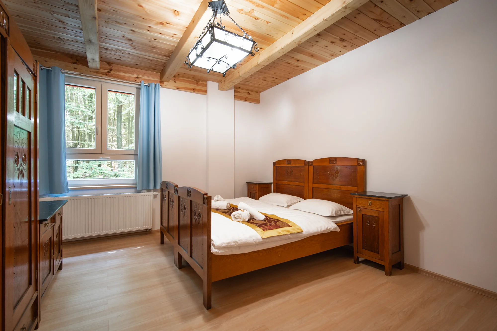 Spaní na peci a relax v sauně i koupacím sudu: luxusní apartmány uprostřed lesů v Jeseníkách