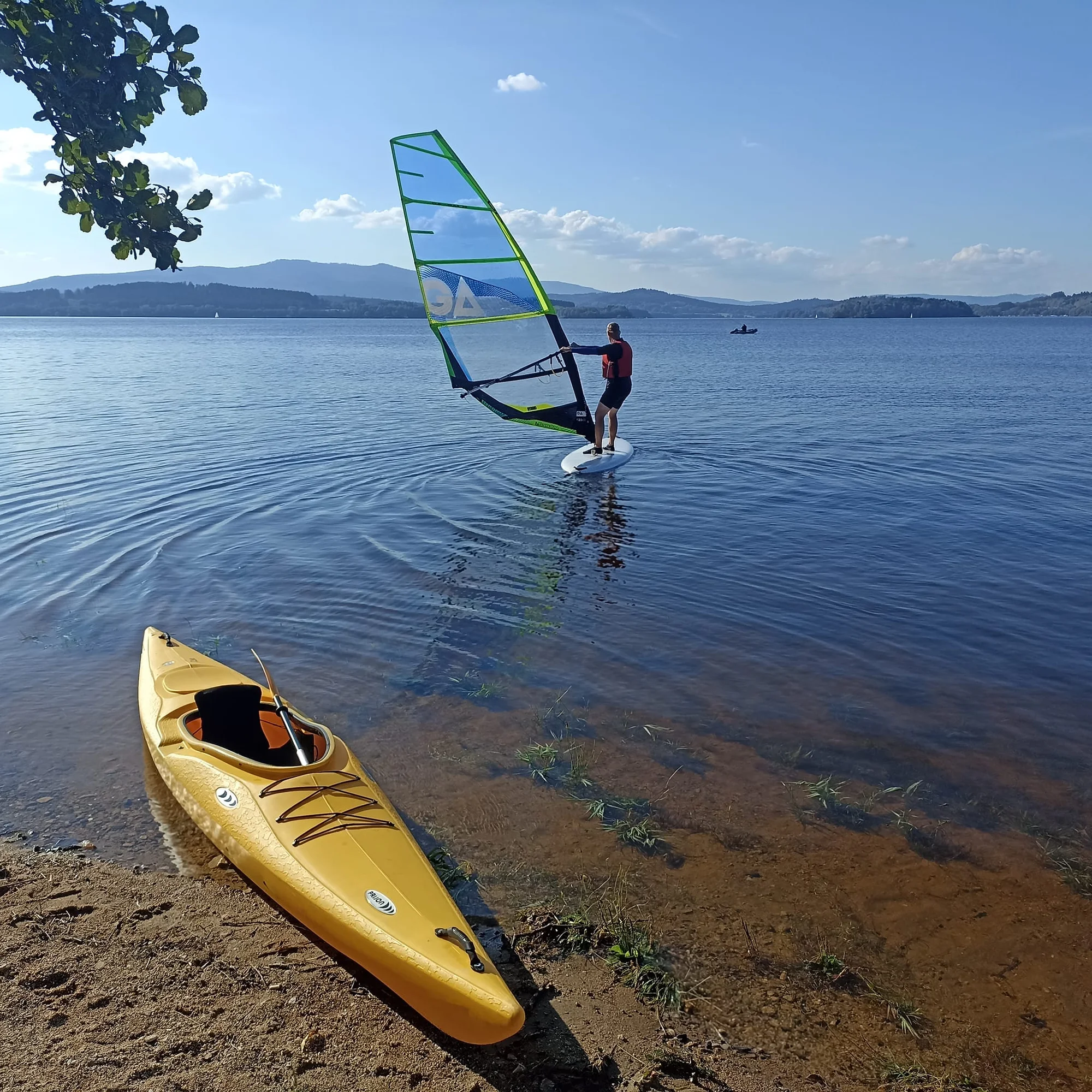 Hodinový windsurfing s instruktorem a poté celodenní zapůjčení vybavení