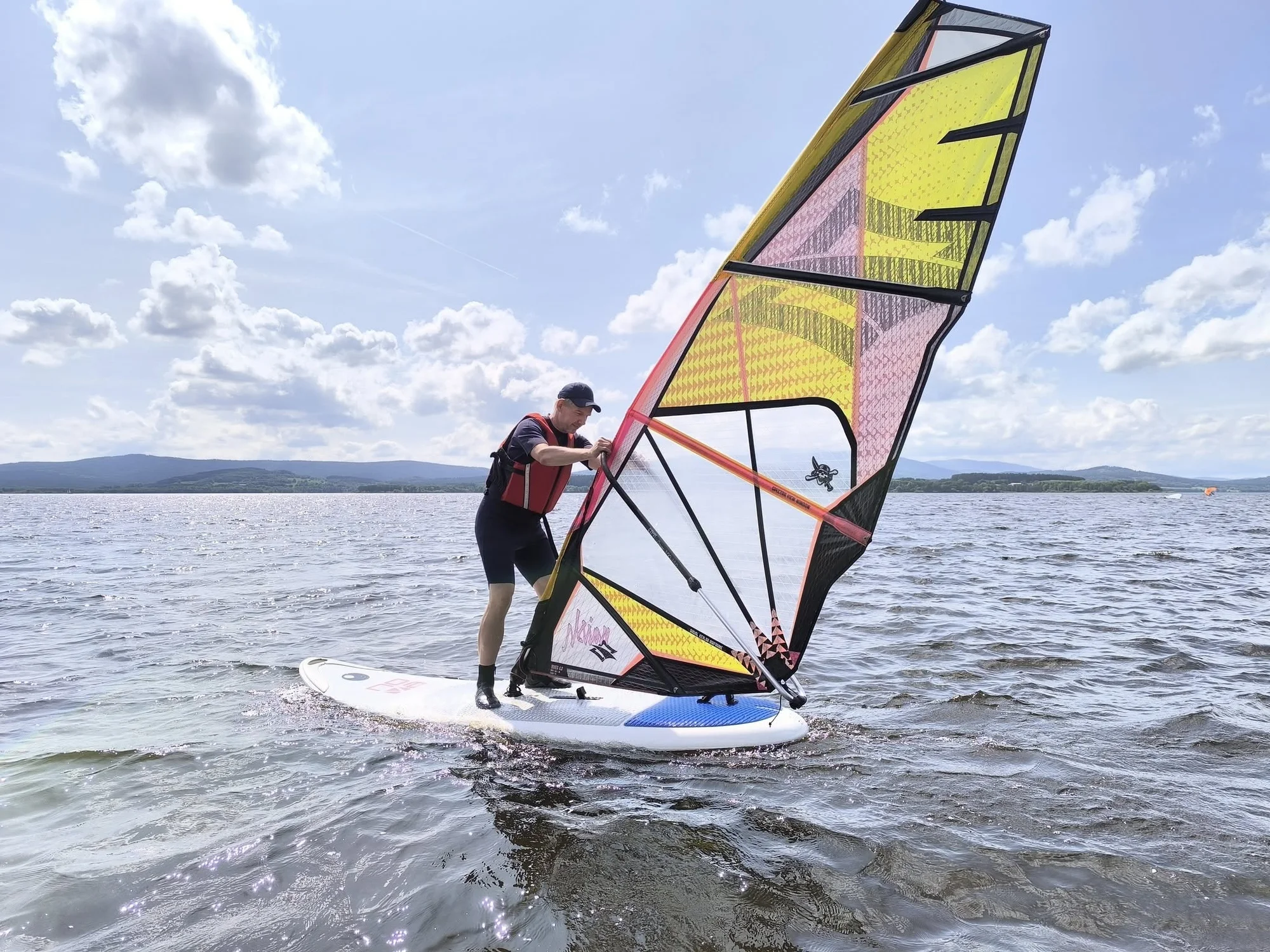 Hodinový windsurfing s instruktorem a poté celodenní zapůjčení vybavení