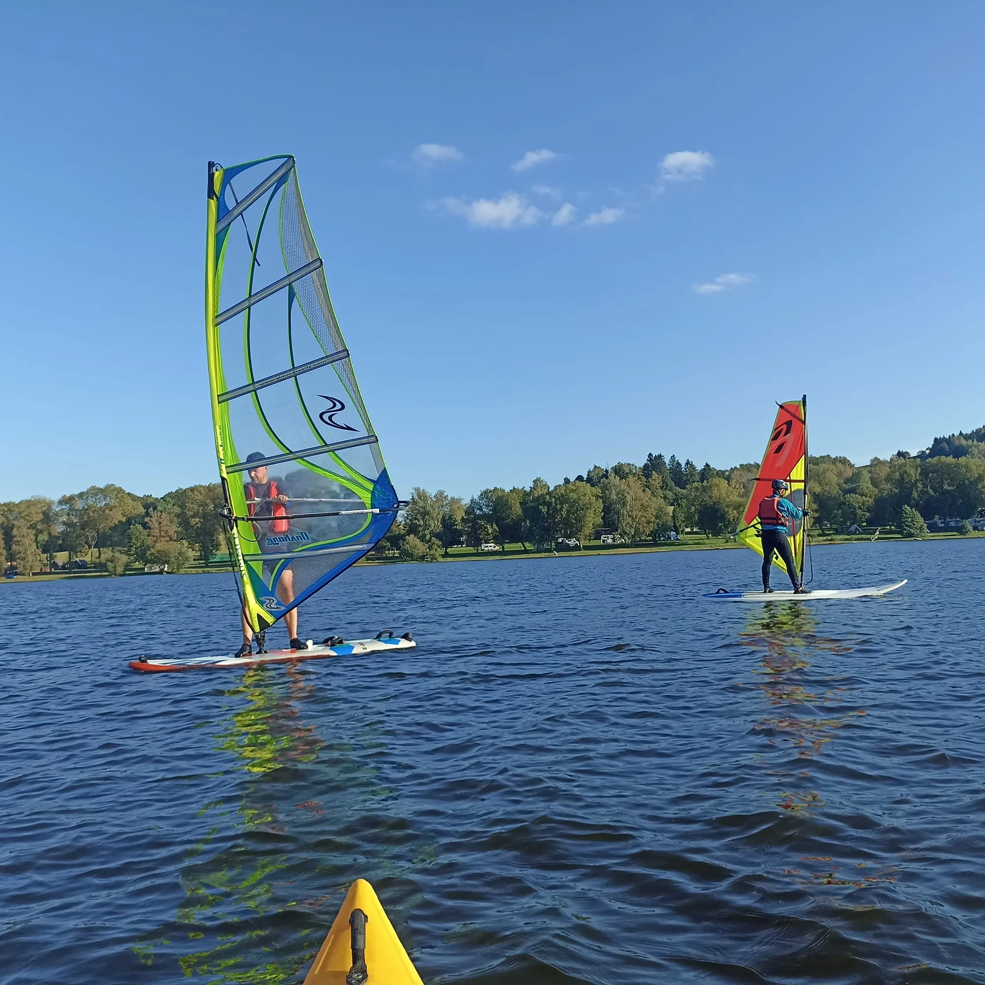 Hodinový windsurfing s instruktorem a poté celodenní zapůjčení vybavení
