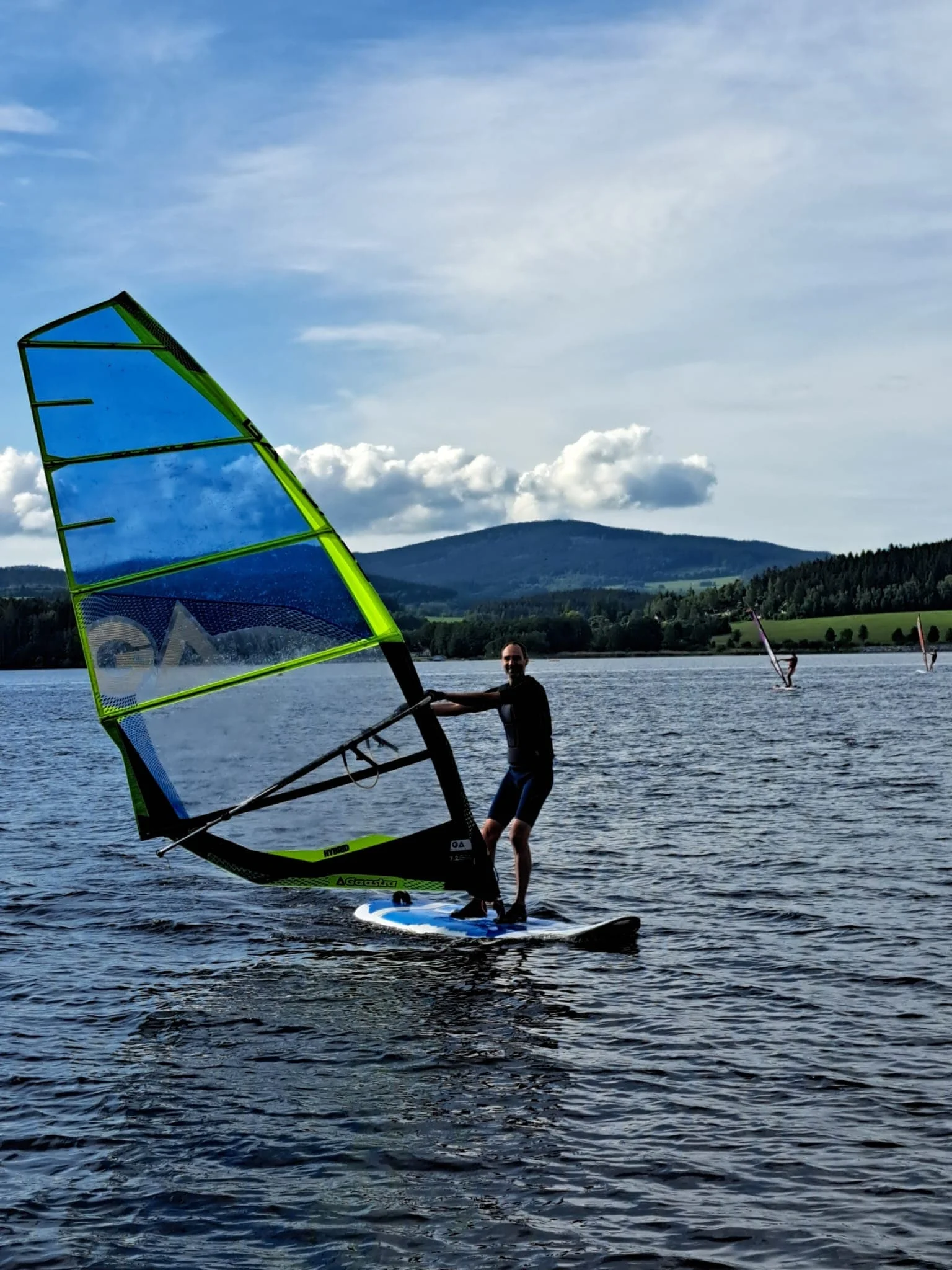 Hodinový windsurfing s instruktorem a poté celodenní zapůjčení vybavení
