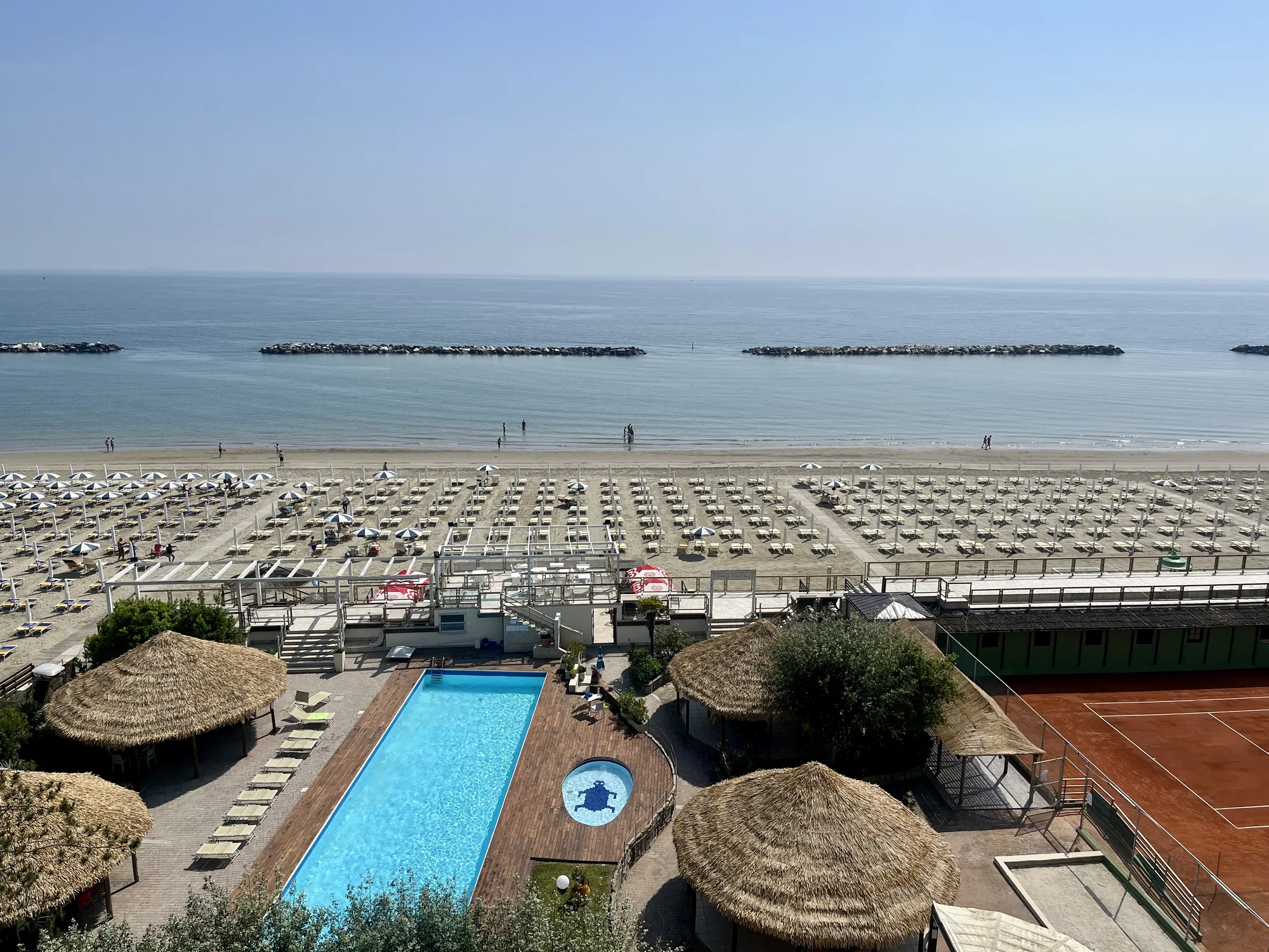 Léto v italské Ravenně: hotel u moře, all inclusive, neomezené nápoje, venkovní bazén a zábava