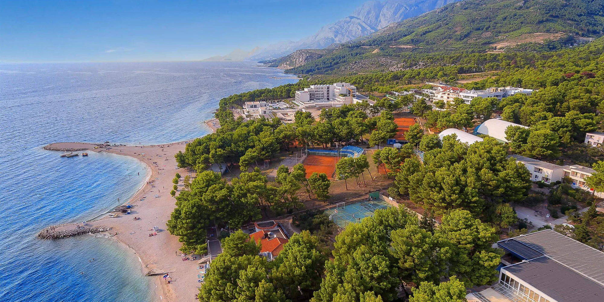 Makarská riviéra: 3* hotel s plnou penzí, 100 m od pláže, 3. osoba zdarma