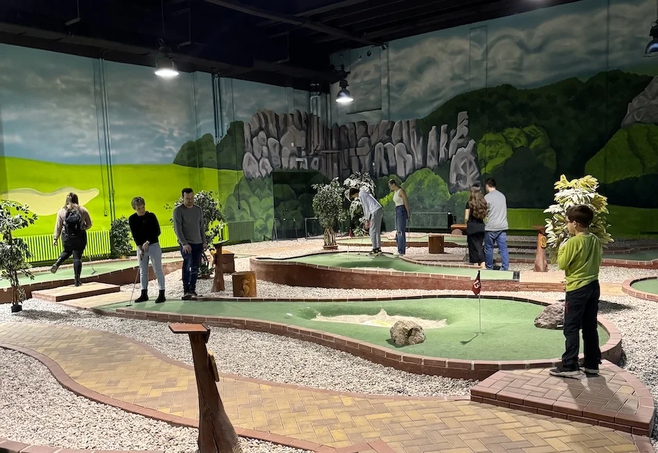 Zábava pro pár i rodinu: 60 min. Adventure Golfu s pizzou a nápoji