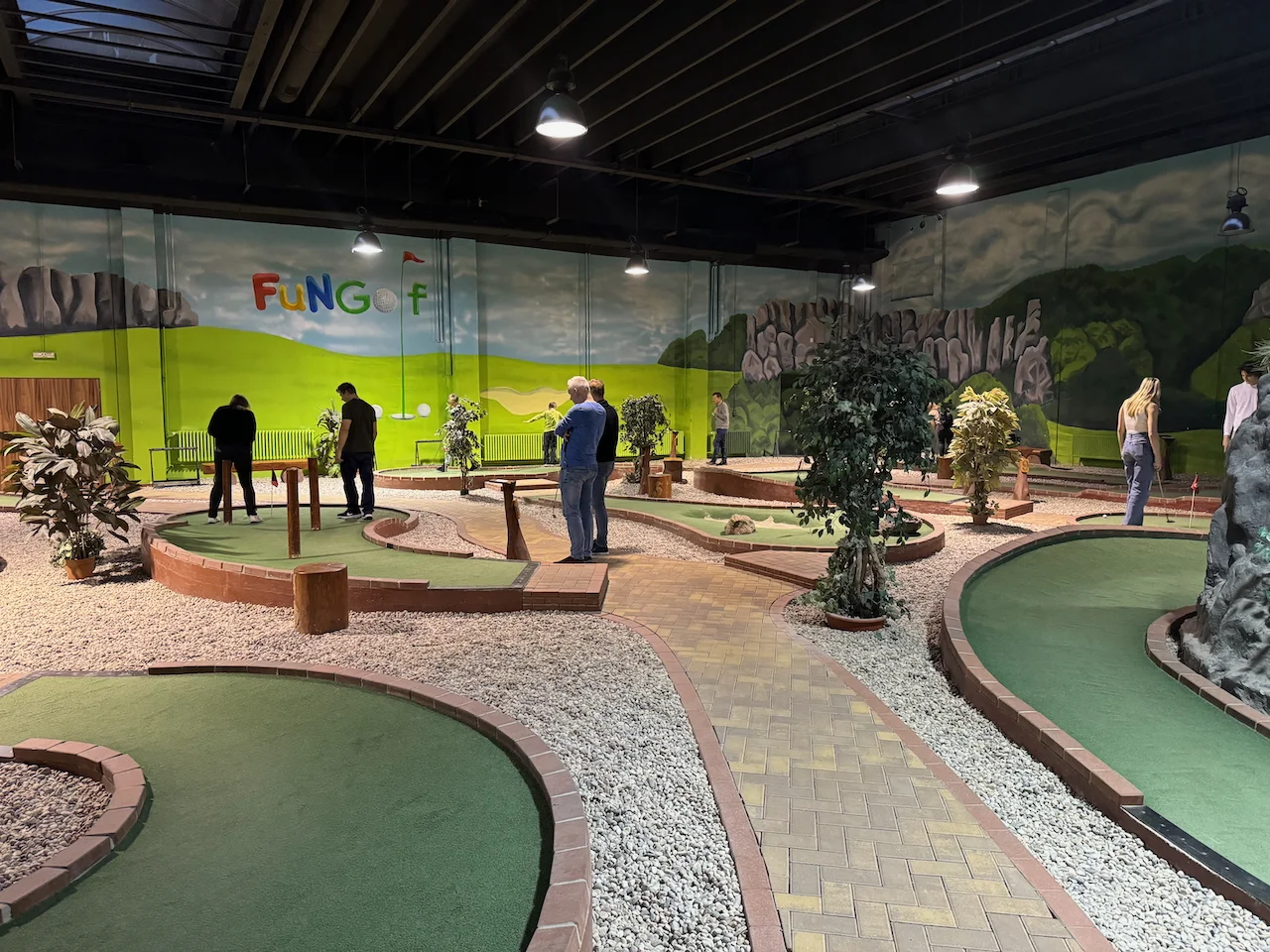Zábava pro pár i rodinu: 60 min. Adventure Golfu s pizzou a nápoji