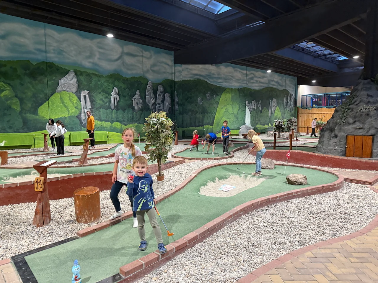 Zábava pro pár i rodinu: 60 min. Adventure Golfu s pizzou a nápoji
