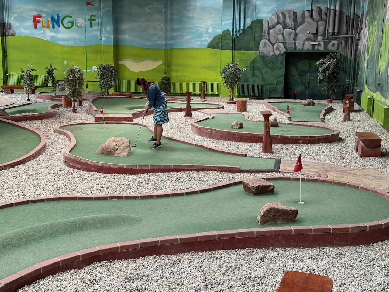 Zábava pro pár i rodinu: 60 min. Adventure Golfu s pizzou a nápoji