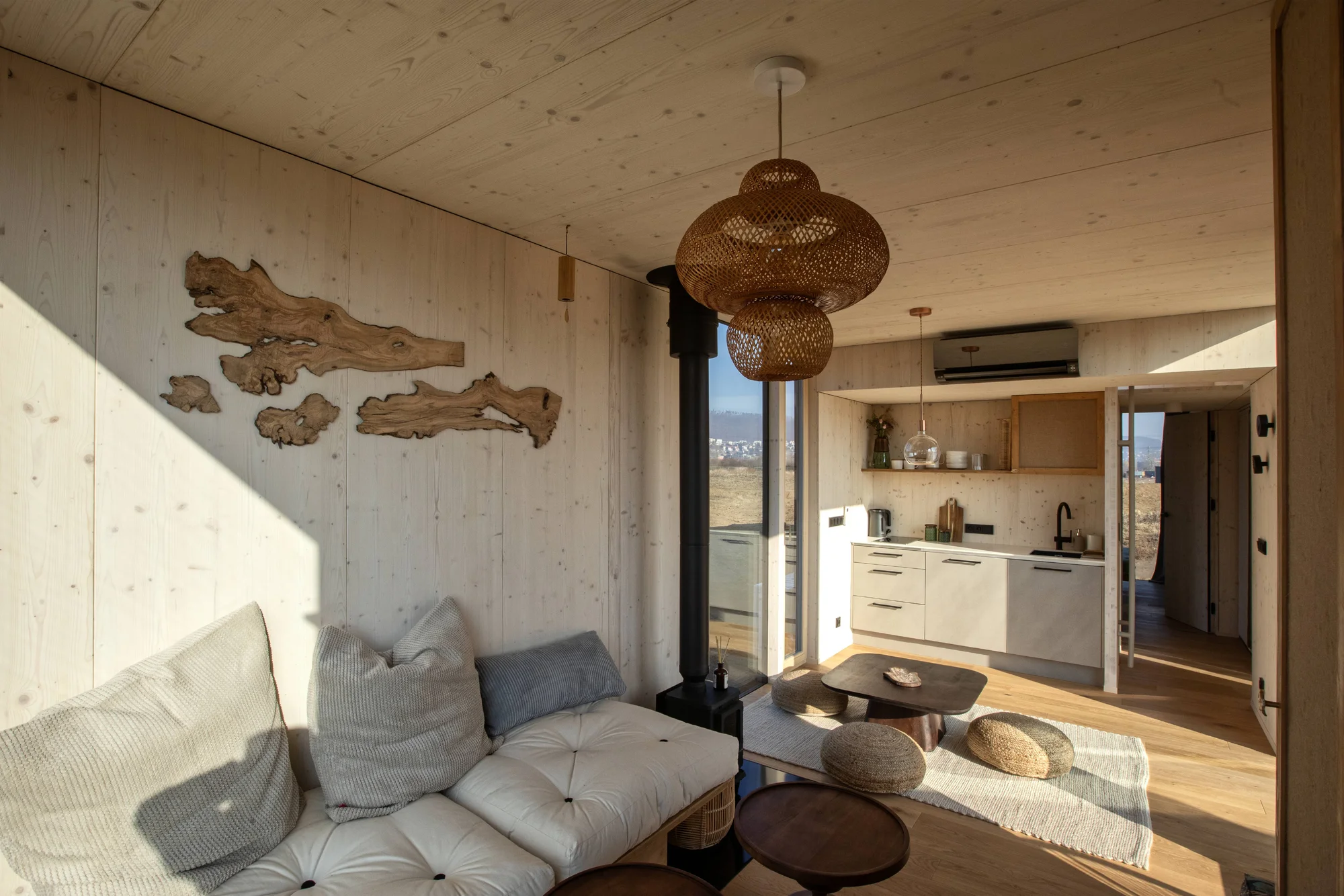 Přírodní areál u koupacího jezera 15 km od centra Prahy: posed, tiny house či chata i se snídaní