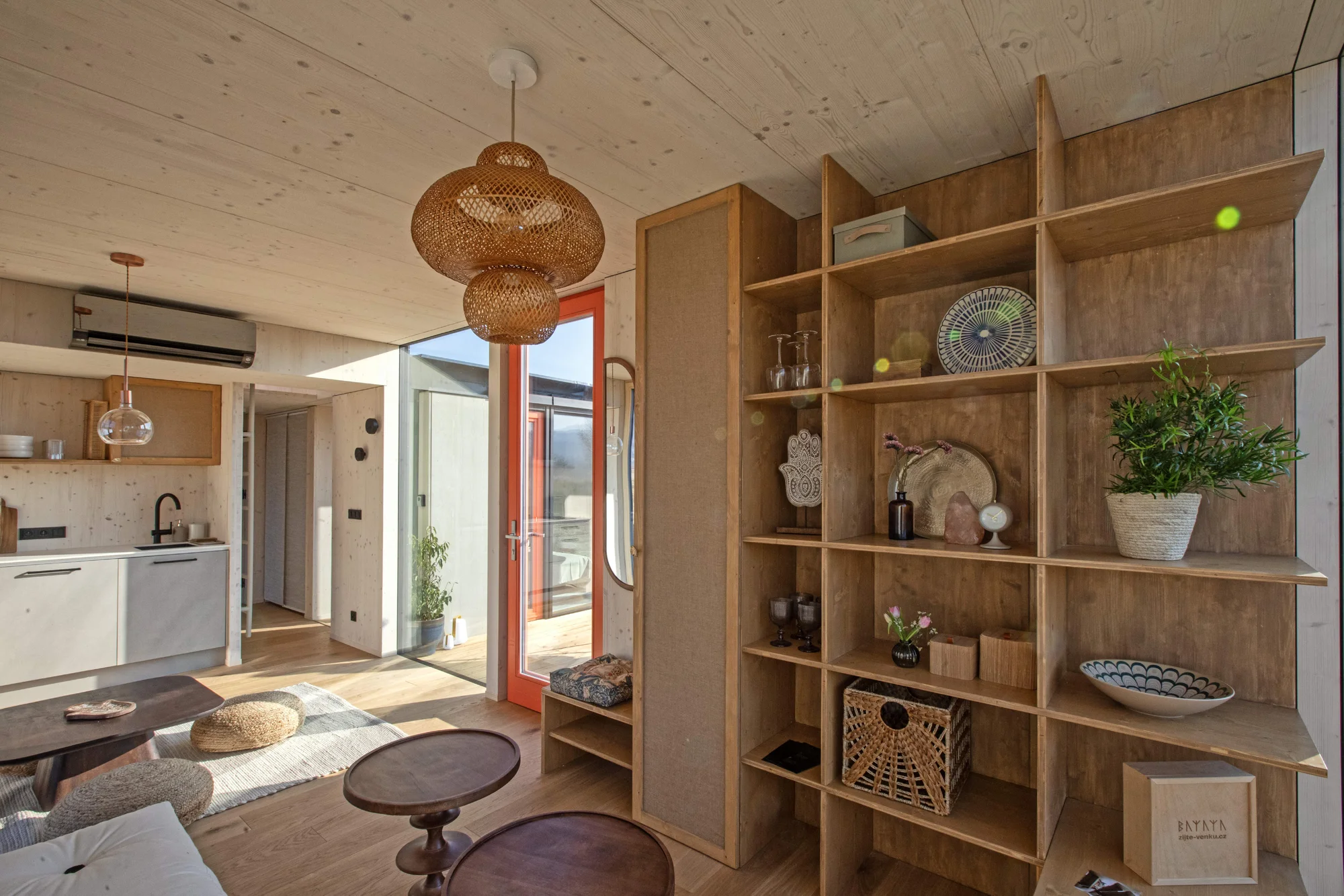 Přírodní areál u koupacího jezera 15 km od centra Prahy: posed, tiny house či chata i se snídaní