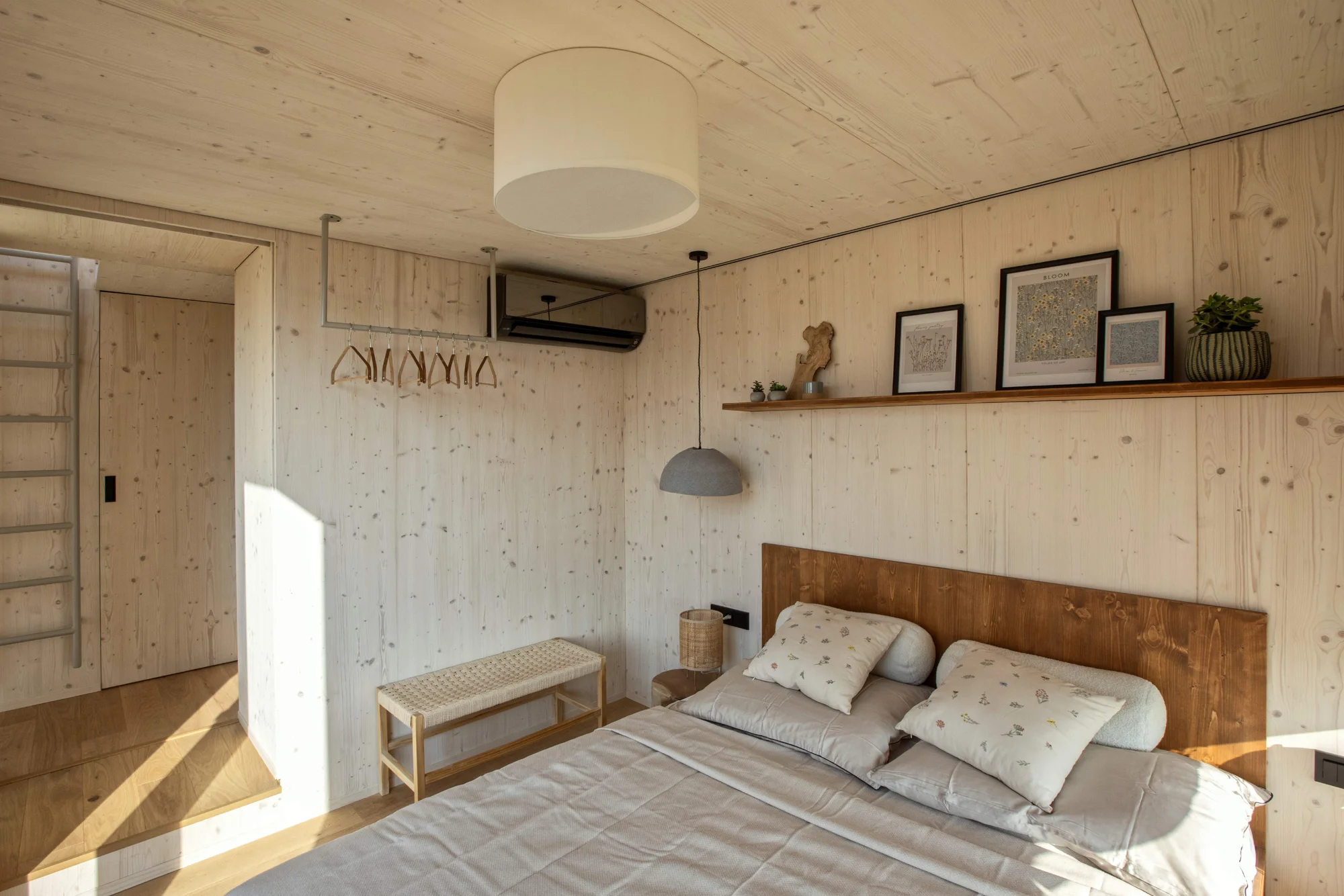 Přírodní areál u koupacího jezera 15 km od centra Prahy: posed, tiny house či chata i se snídaní