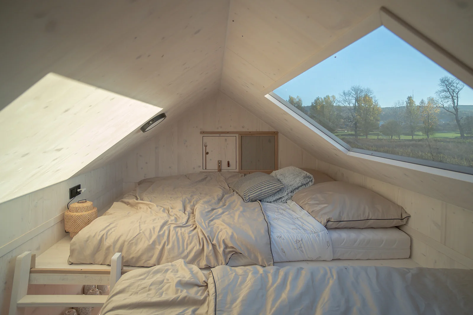 Přírodní areál u koupacího jezera 15 km od centra Prahy: posed, tiny house či chata i se snídaní