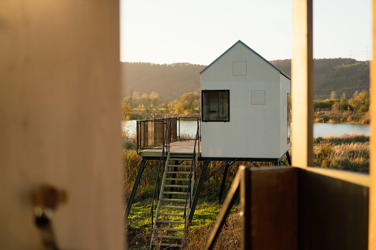 Přírodní areál u koupacího jezera 15 km od centra Prahy: posed, tiny house či chata i se snídaní