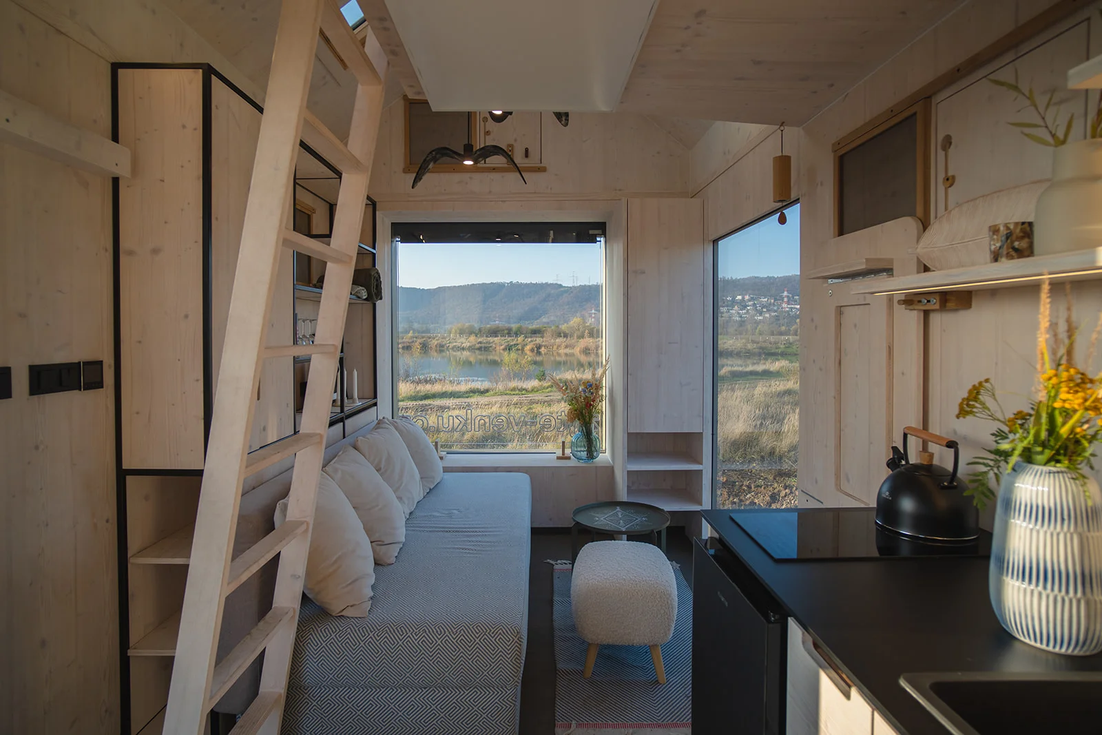 Přírodní areál u koupacího jezera 15 km od centra Prahy: posed, tiny house či chata i se snídaní
