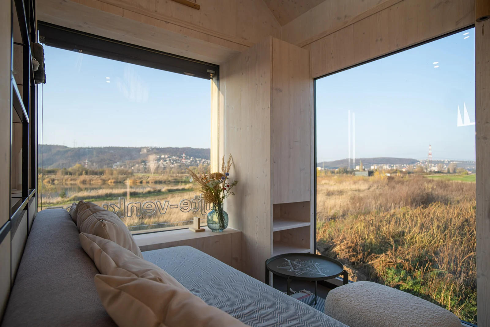 Přírodní areál u koupacího jezera 15 km od centra Prahy: posed, tiny house či chata i se snídaní