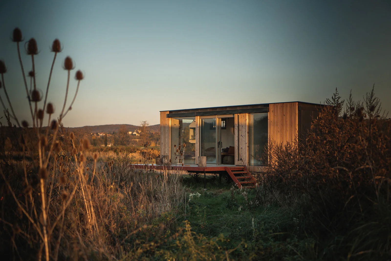 Přírodní areál u koupacího jezera 15 km od centra Prahy: posed, tiny house či chata i se snídaní