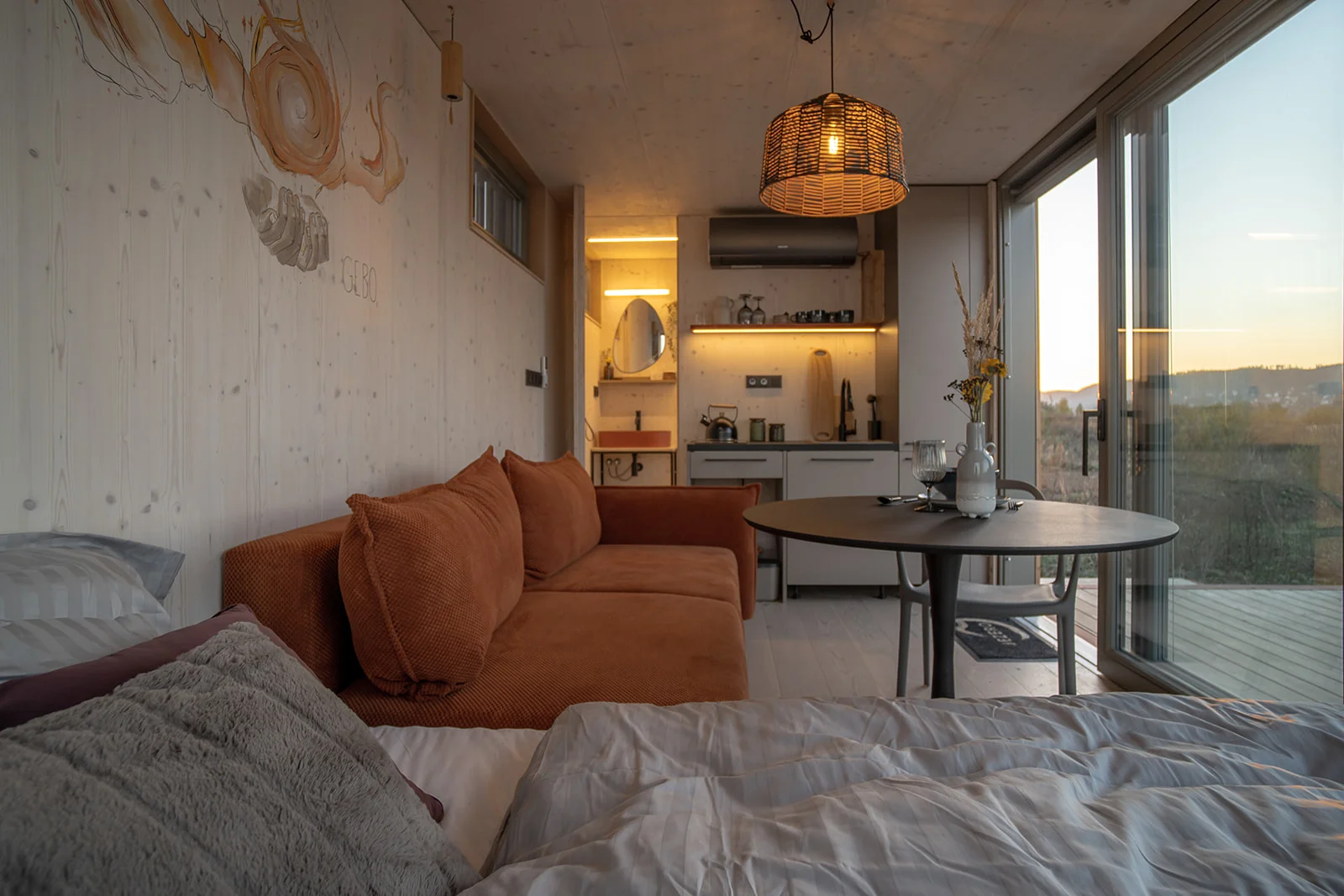 Přírodní areál u koupacího jezera 15 km od centra Prahy: posed, tiny house či chata i se snídaní