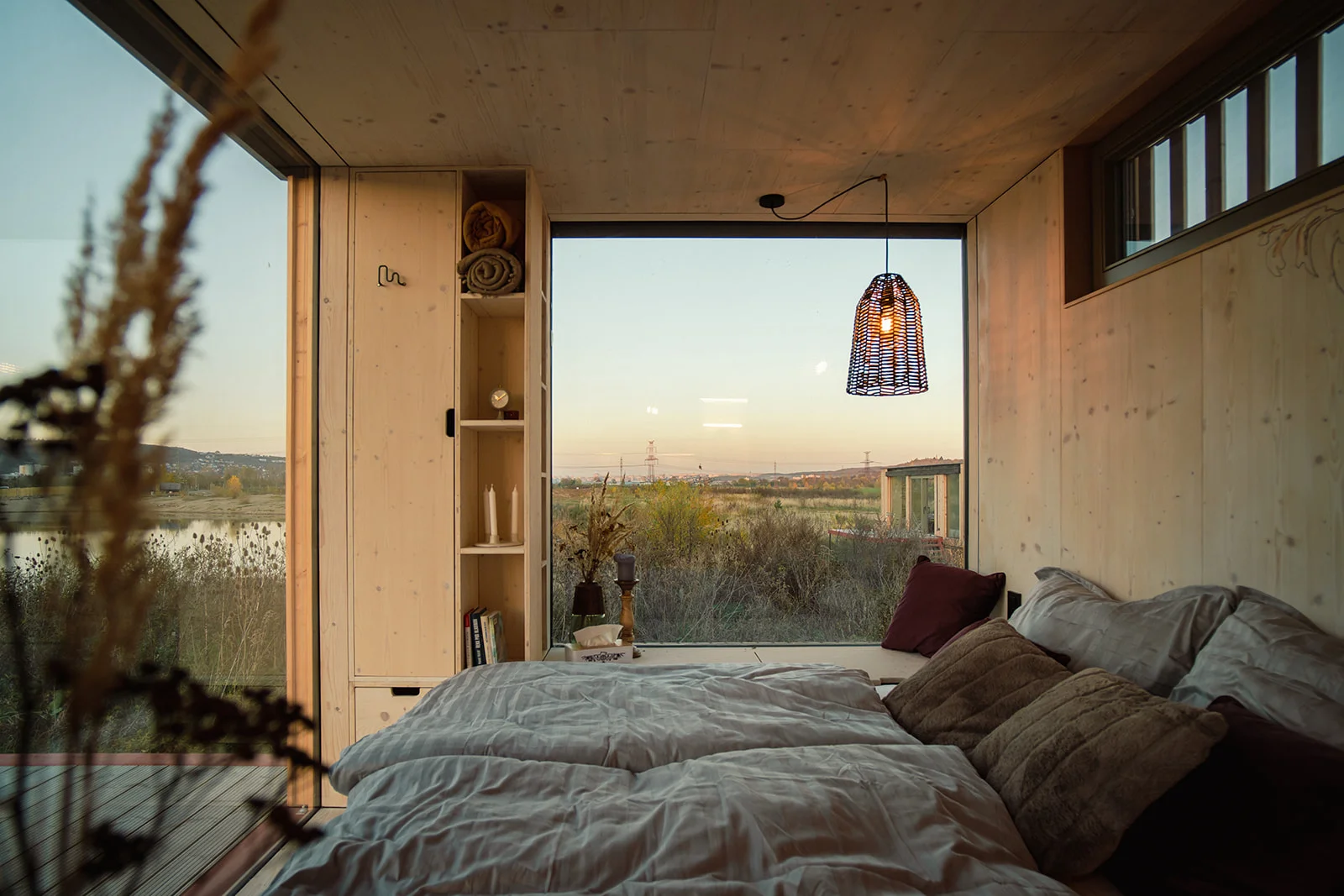 Přírodní areál u koupacího jezera 15 km od centra Prahy: posed, tiny house či chata i se snídaní