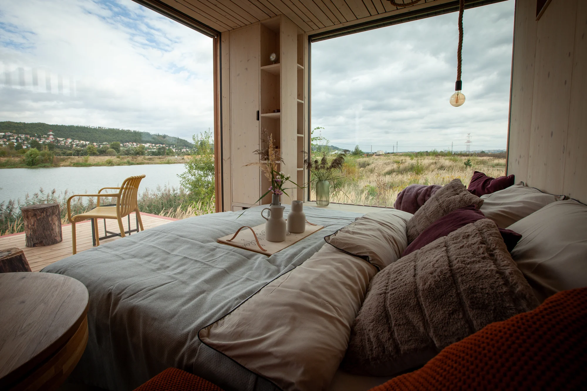 Přírodní areál u koupacího jezera 15 km od centra Prahy: posed, tiny house či chata i se snídaní