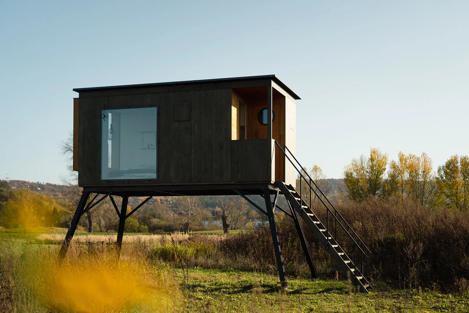 Přírodní areál u koupacího jezera 15 km od centra Prahy: posed, tiny house či chata i se snídaní