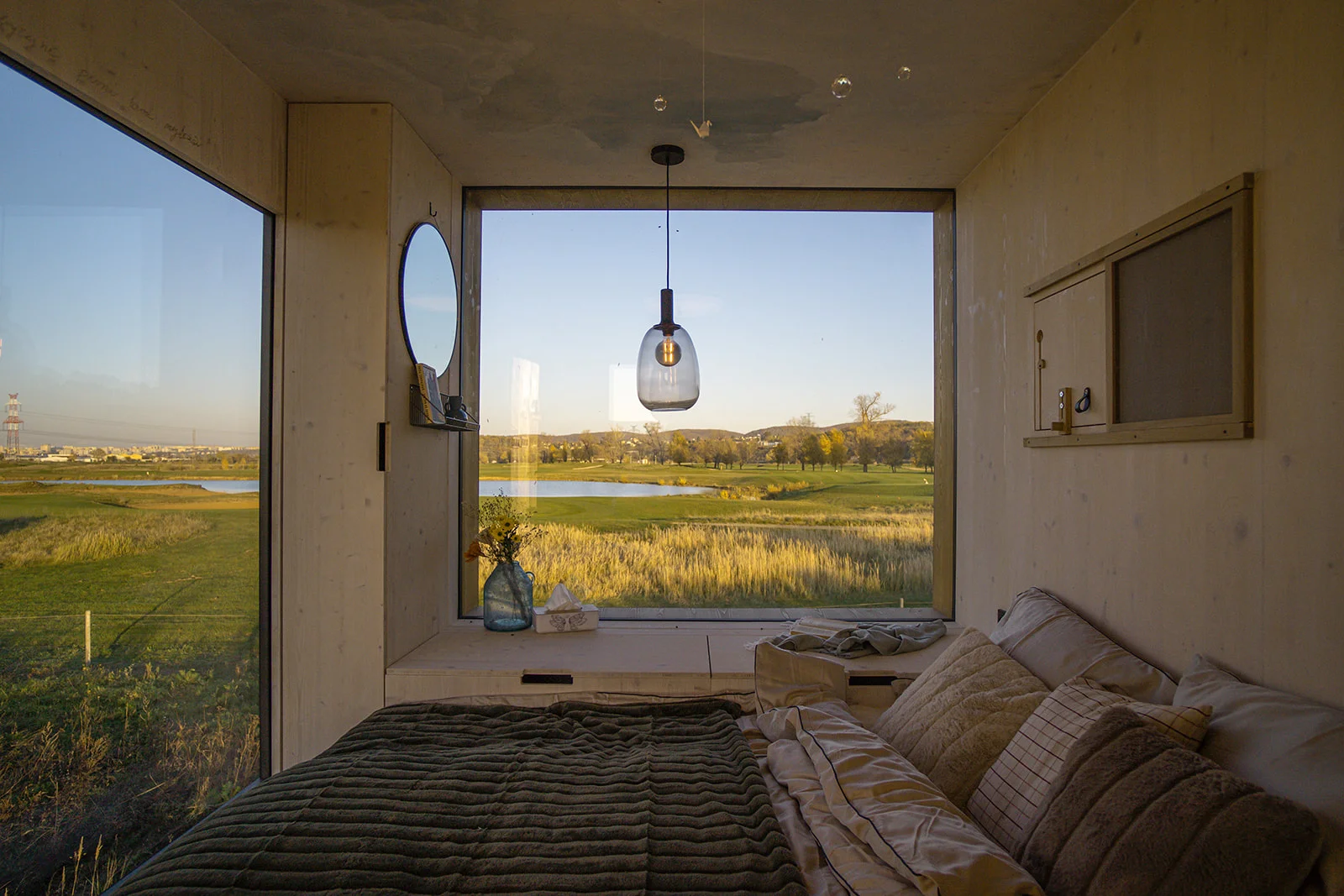 Přírodní areál u koupacího jezera 15 km od centra Prahy: posed, tiny house či chata i se snídaní