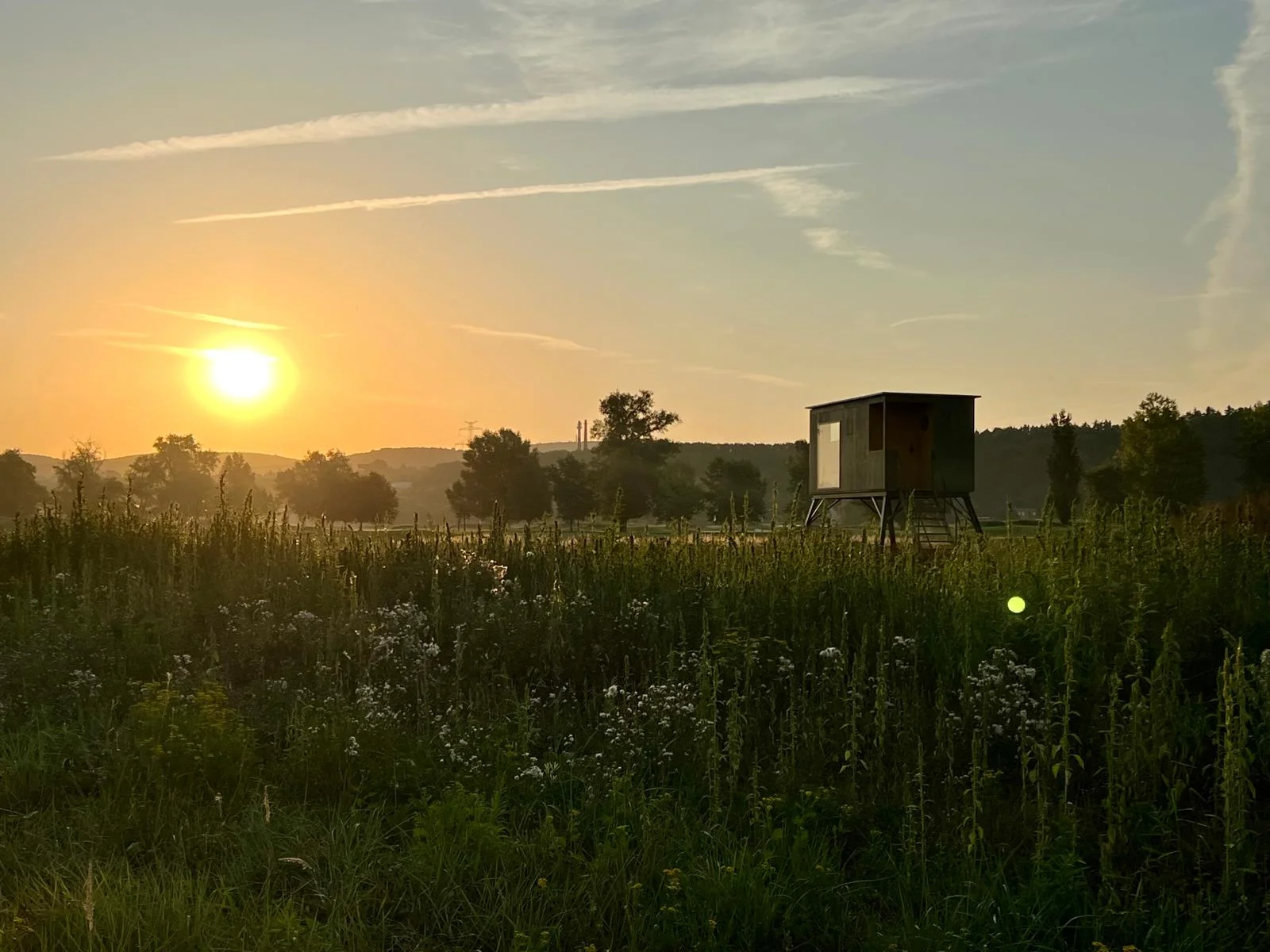Přírodní areál u koupacího jezera 15 km od centra Prahy: posed, tiny house či chata i se snídaní
