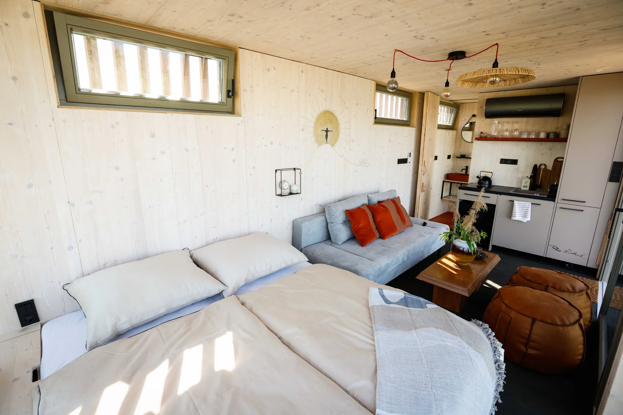 Přírodní areál u koupacího jezera 15 km od centra Prahy: posed, tiny house či chata i se snídaní