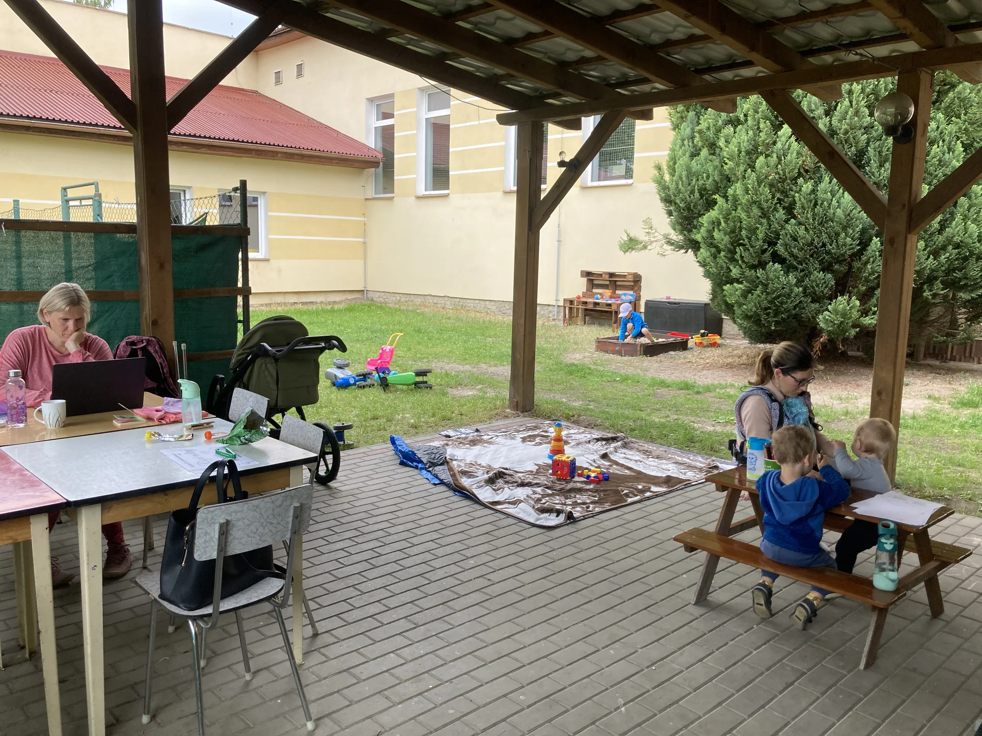 Work and Play v Českých Budějovicích: Wi-Fi prostor pro rodiče, zábava s chůvou pro děti