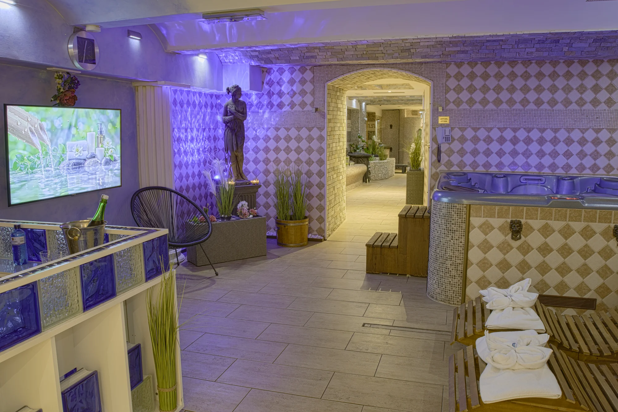 Privátní wellness na 1 či 2 hod. pro 2 osoby: vířivka, víno, obložená mísa i sauna