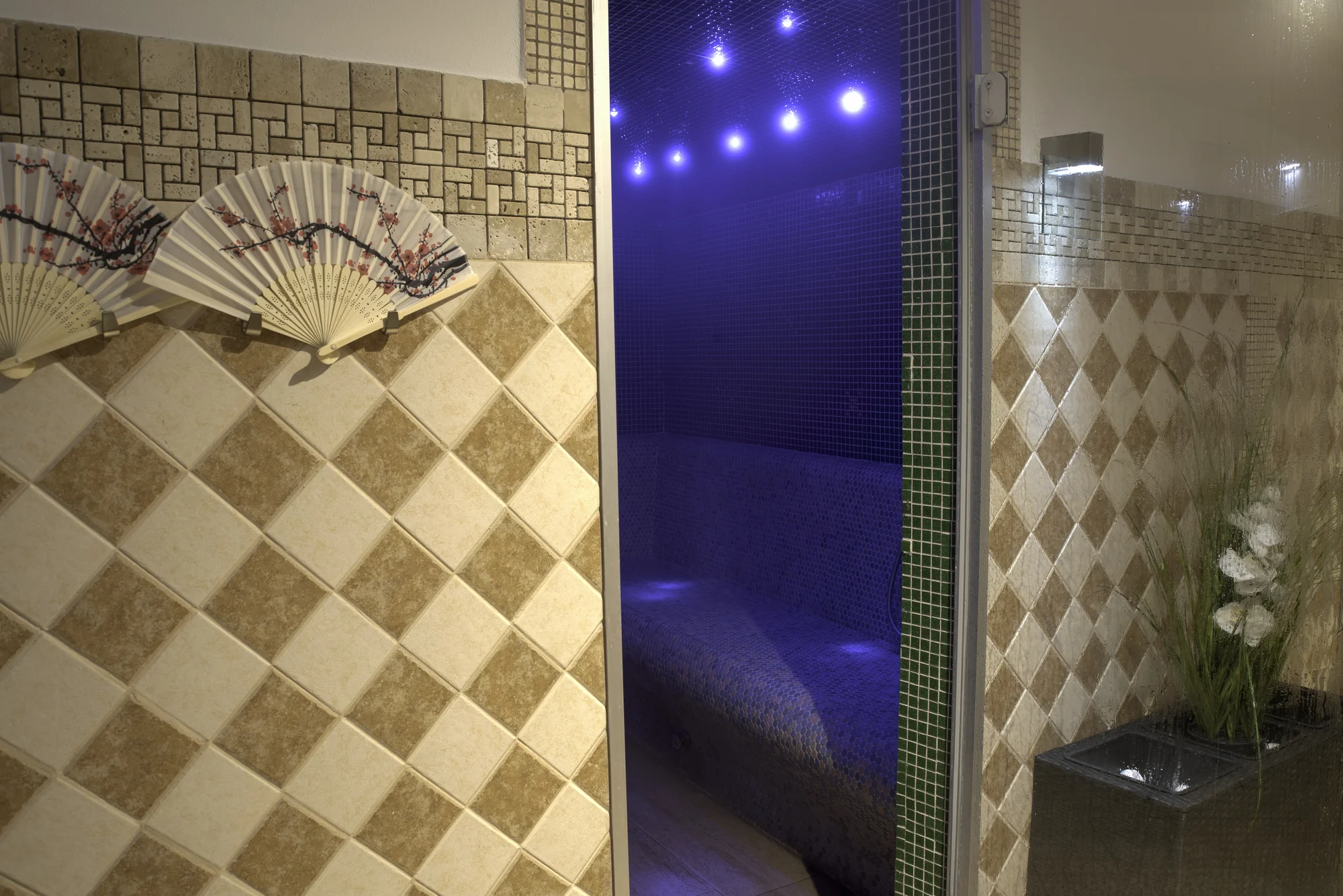 Privátní wellness na 1 či 2 hod. pro 2 osoby: vířivka, víno, obložená mísa i sauna