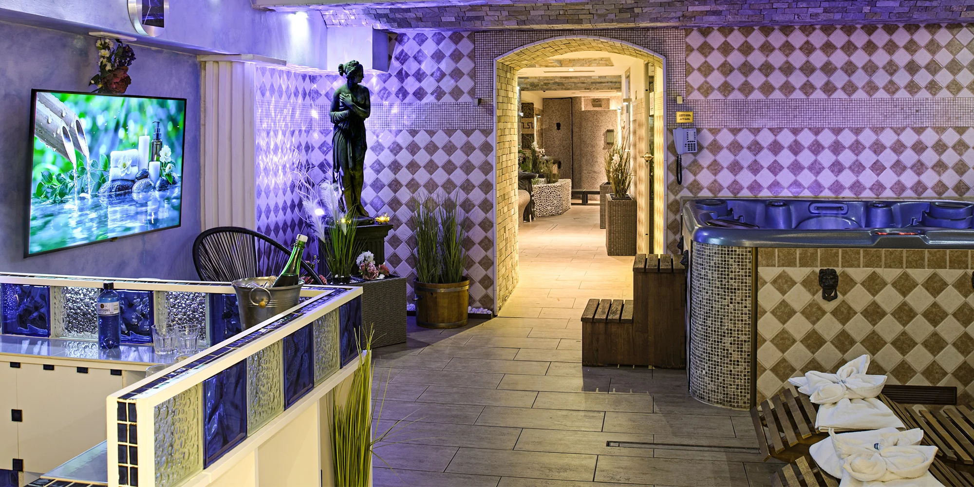 Privátní wellness pro dva vč. vína a obložené mísy: 2 hod.