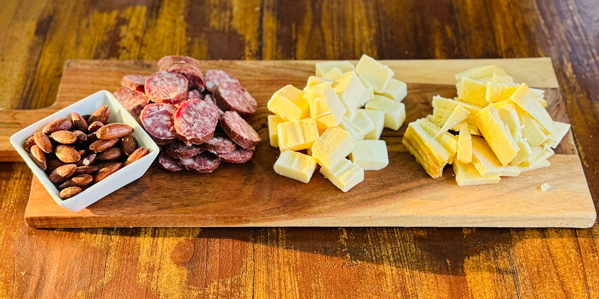 Posezení ve vinárně: víno, klobása, sýr i mandle