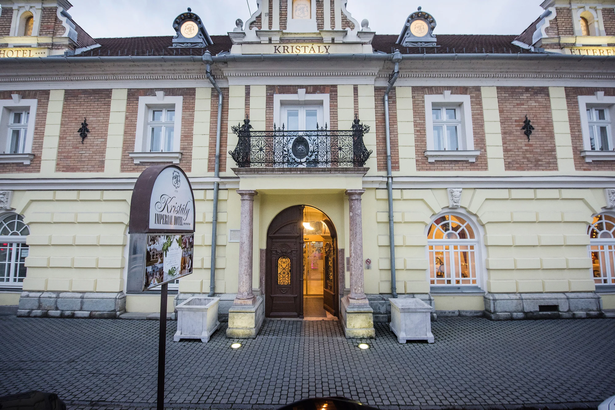 Pobyt s polopenzí, neomezeným wellness a procedurami ve 4* hotelu v Maďarsku