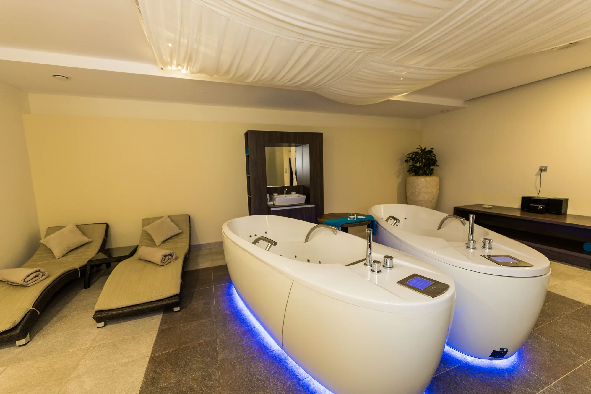 Luxusní pobyt v Hluboké nad Vltavou: 5* hotel u zámku s wellness a jídlem