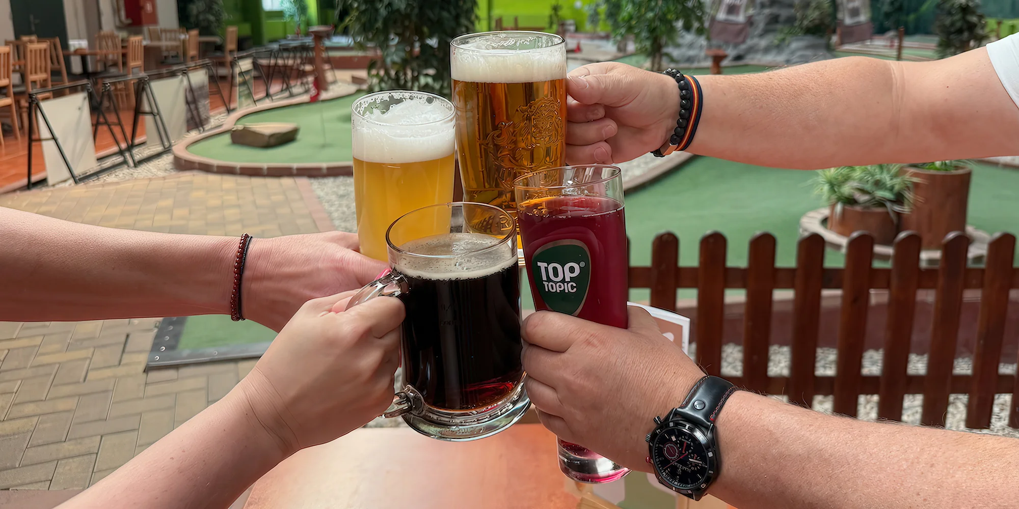 Zábava pro pár i rodinu: 60 min. Adventure Golfu s pizzou a nápoji