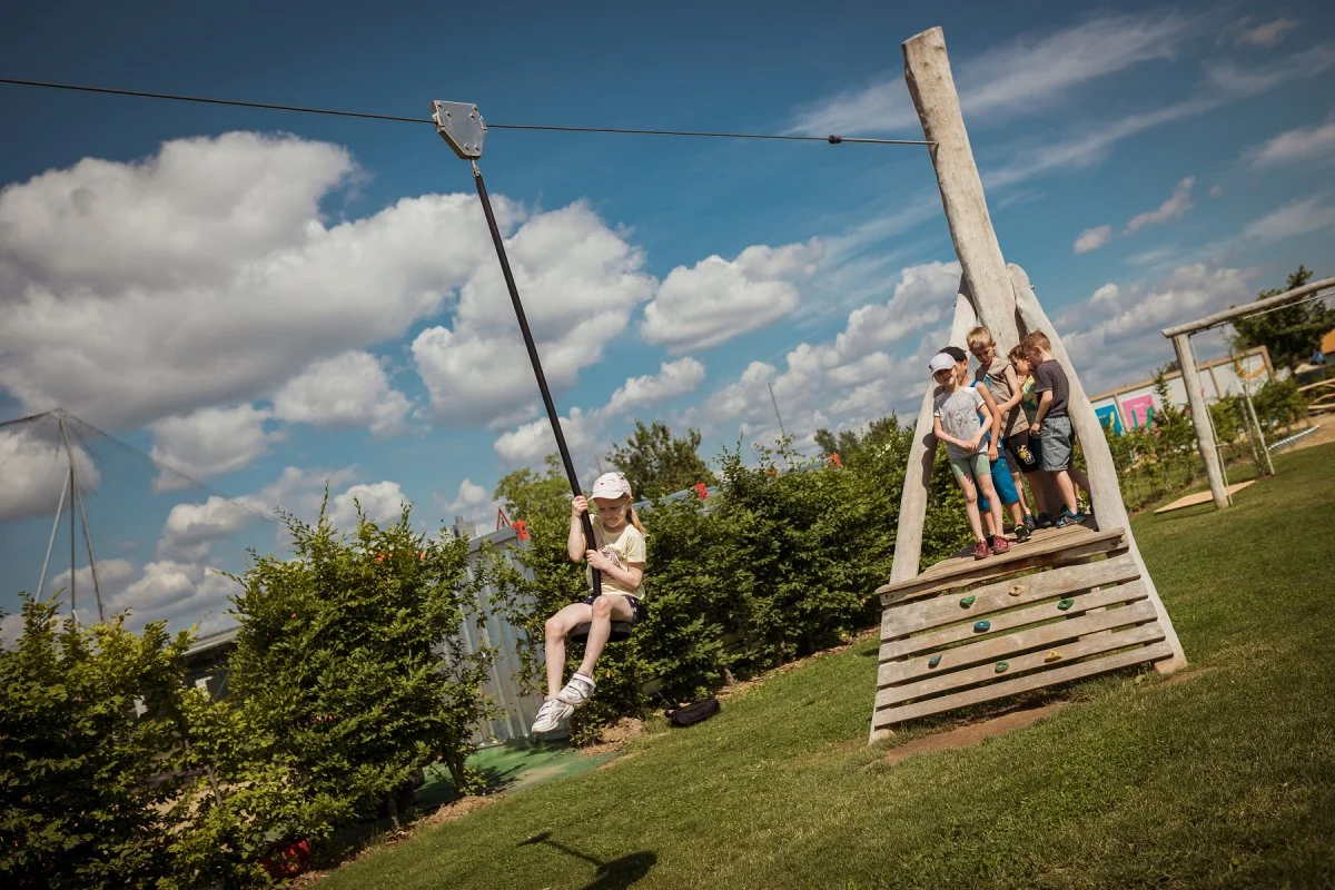 Celodenní vstup do Hopsálkova pro dítě a dospělého: bazén, trampolíny, autíčka a mnoho dalšího