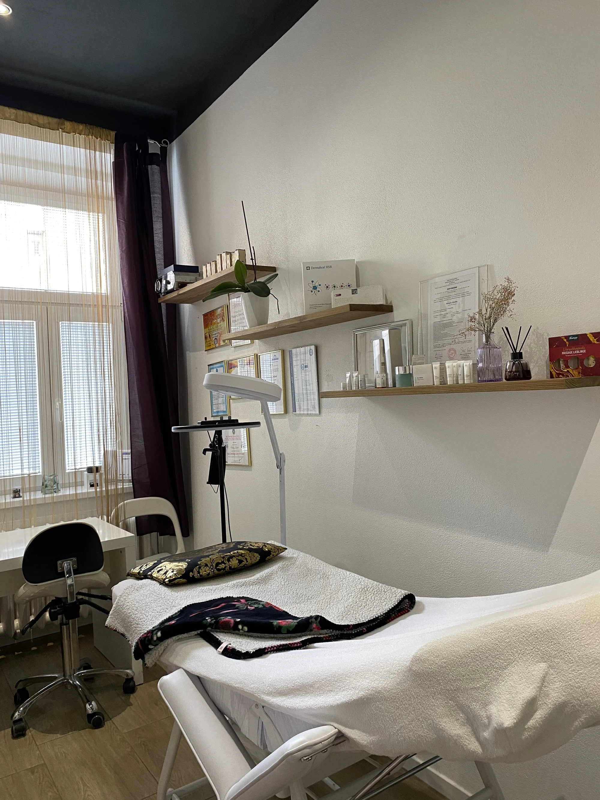 Kosmetické ošetření dle výběru: peeling, masáž obličeje i sádrová maska