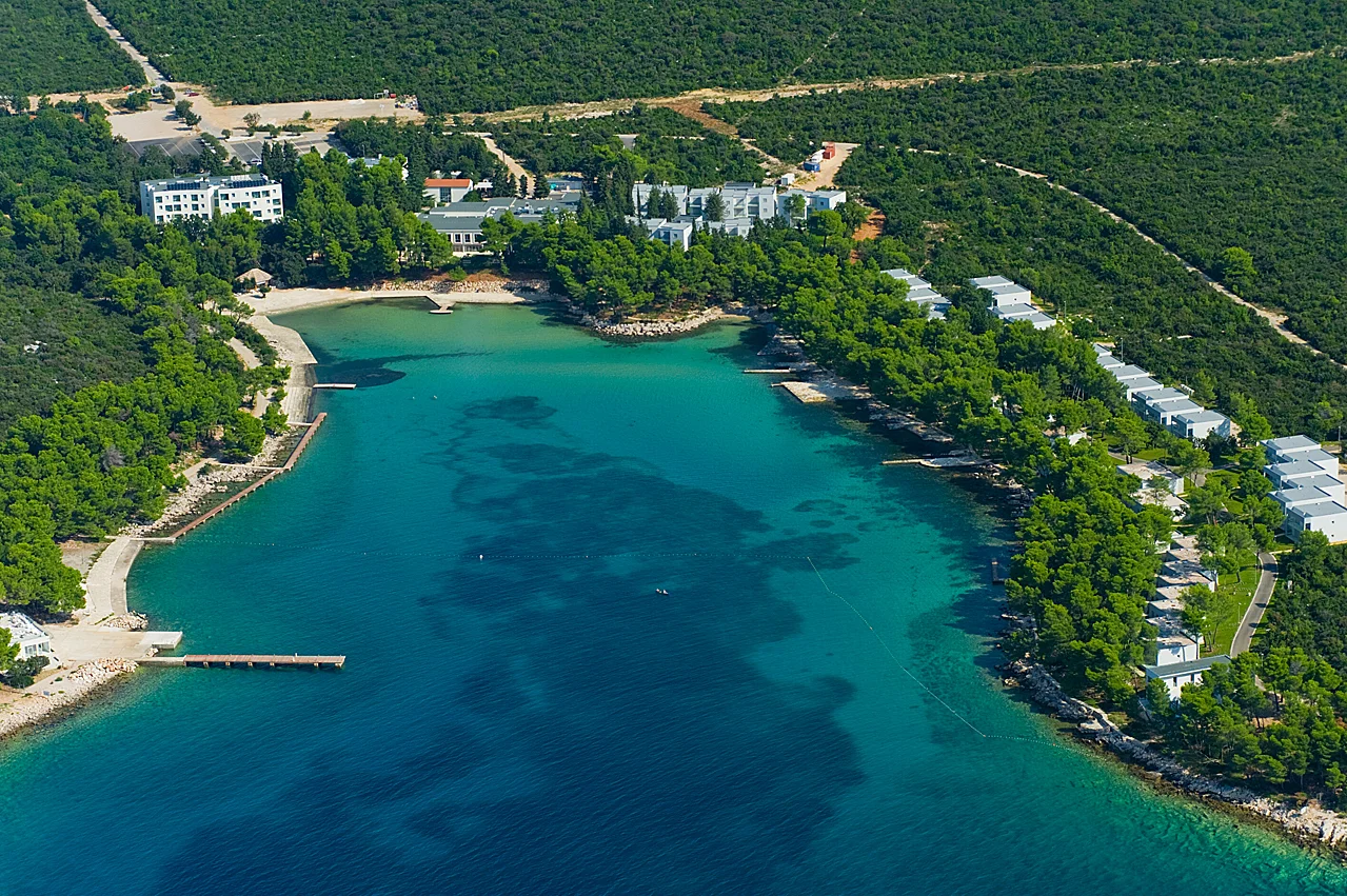 Pohodová dovolená v Dalmácii: 4* hotel v přístavu, snídaně, bazén, dítě do 5,9 let zdarma