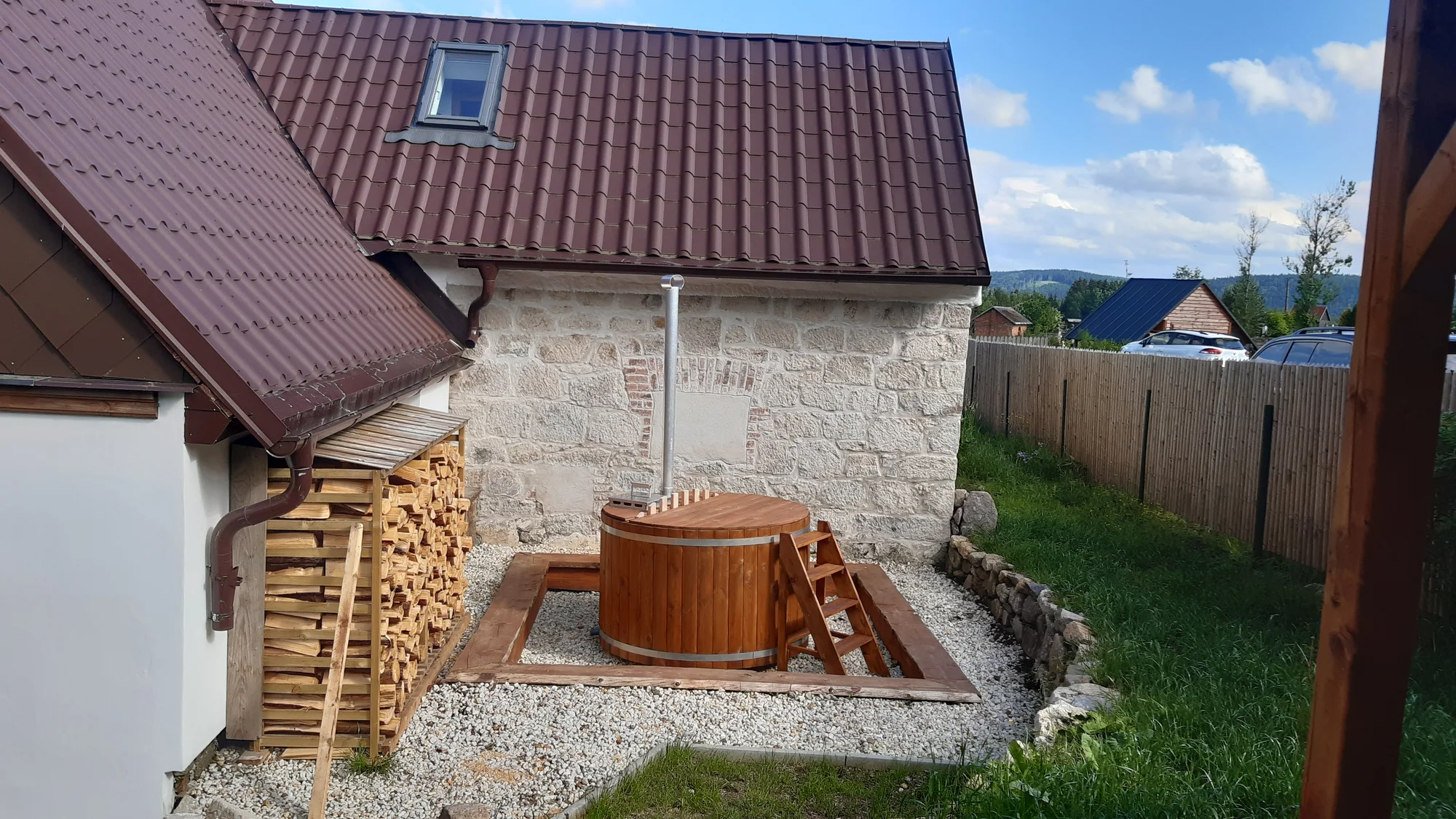 Krušné hory i s jídlem: vybavený apartmán nebo chalupa až pro 14 osob
