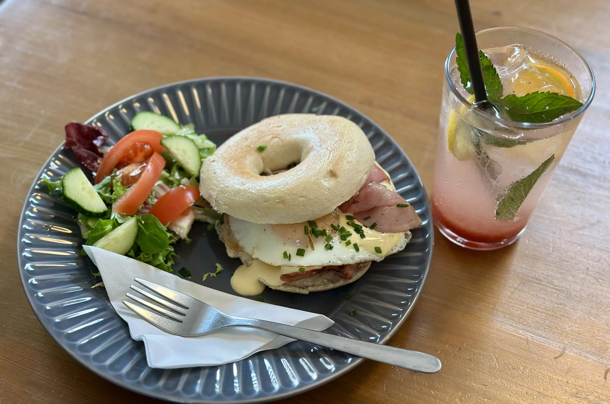 Snídaňové menu pro 1 i 2 osoby: bagel à la benedikt nebo snídaňový talíř a nápoj