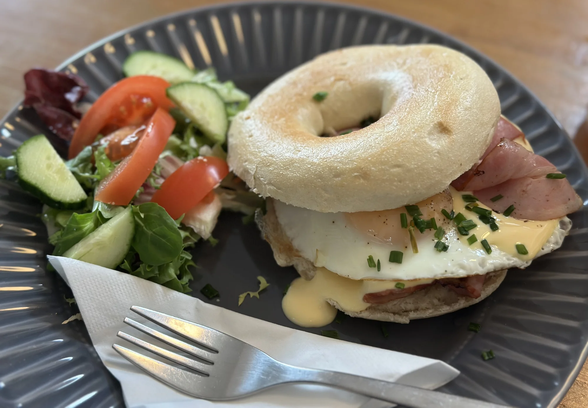 Snídaňové menu pro 1 i 2 osoby: bagel à la benedikt nebo snídaňový talíř a nápoj