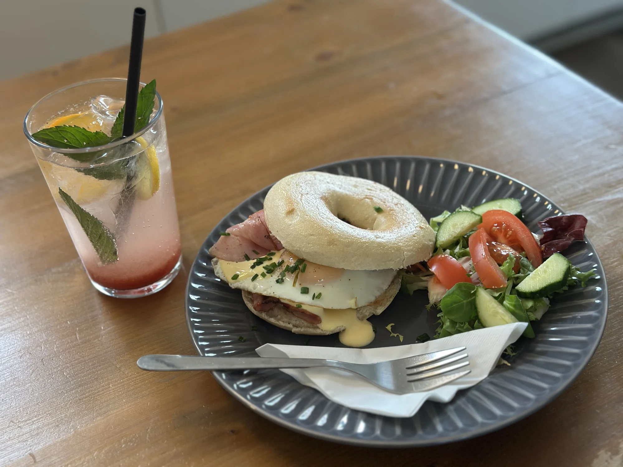 Snídaňové menu pro 1 i 2 osoby: bagel à la benedikt nebo snídaňový talíř a nápoj